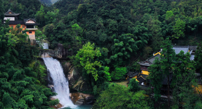 石梁飞瀑，徐霞客曾在此惊奇“下瞰深潭，毛骨俱悚”
