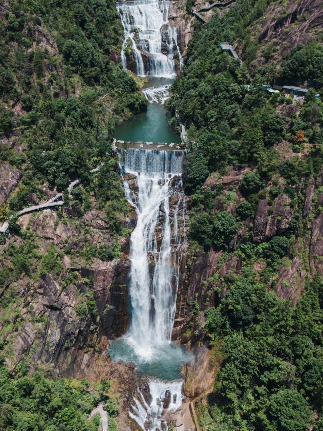天台山大瀑布被誉为“华东第一瀑”，总落差325米，如巨型白练飞泻而下的壮不雅状况。